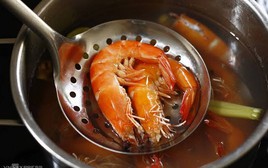 Vì sao nên cho thêm vài lát gừng, nhánh sả vào nồi khi luộc tôm? Nhiều người đến giờ vẫn chưa biết mẹo này