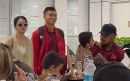 Xuân Son tranh thủ chơi với con trai, Xuân Mạnh cùng vợ đi mua sắm tại sân bay trước giờ tuyển Việt Nam về nước