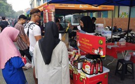 Cảnh tượng tại quầy hàng bán cà phê của ông Đặng Lê Nguyên Vũ ở Malaysia