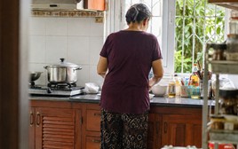 Mẹ chồng phát hiện tôi gửi tiền về nhà ngoại hàng tháng, bà khó chịu ra mặt nhưng hành động sau đó lại làm tôi khó xử
