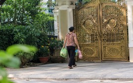 Gặp mẹ bạn trai bán rau ở chợ, tôi mua ủng hộ thì sau đó lịm đi khi phát hiện ra căn nhà bà đi vào