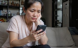 "Vào điện thoại của con xem tin nhắn mới tá hoả..." - Có gì mà bà mẹ Hà Nội hốt hoảng cảnh báo các phụ huynh khác thế này?