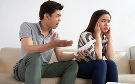 Chồng đưa tiền cho vợ tiêu nhưng quản đến nghẹt thở, mua đắt 10 nghìn là mắng