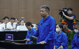Cựu Cục trưởng 'vẽ' giấy phép con để nhận hối lộ: 'Bị cáo nghĩ đơn giản là tiền cảm ơn'