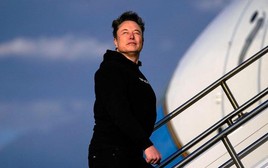 Từng cho con đứng trước đầu xe Tesla vì cuồng tín Elon Musk: Những tín đồ trung thành nhất cũng bắt đầu quay lưng