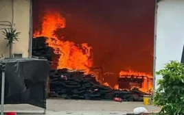 Cháy lớn xưởng gỗ ở Hà Nội, nghi 3 người tử vong