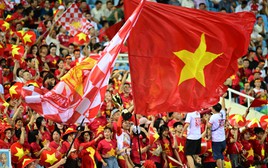 Sắc đỏ phủ kín từ TP.HCM đến SVĐ Mỹ Đình, CĐV tiếp lửa tuyển Việt Nam đấu Malaysia giành vé chung kết ASEAN Cup