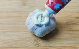 Vì sao ngày càng nhiều gia đình bôi kem đánh răng lên tỏi rồi đặt trong phòng tắm?