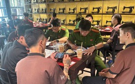 Công an đột xuất kiểm tra phòng trọ, phát hiện nhiều công nhân biểu hiện lạ