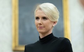 Đổi máy bay tránh âm mưu ám sát ông Trump, nữ trợ lý thành tâm điểm