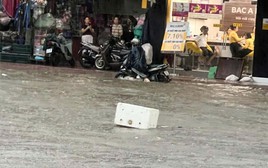 Đang trú mưa, hai người bị sét đánh thương vong