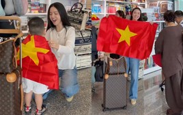 Chu Thanh Huyền khoác cờ Tổ quốc cho con trai, chiếm trọn spotlight tại sân bay khi sang Thái Lan cổ vũ Quang Hải và ĐT Việt Nam