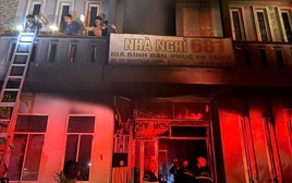 Giải cứu 28 người mắc kẹt trong nhà nghỉ bốc cháy ở Đà Nẵng