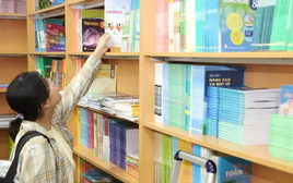 Vì sao thiếu sách giáo khoa?