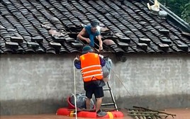 Nước lũ lên cuồn cuộn, người dân Lạng Sơn leo mái nhà nhận đồ tiếp tế