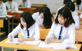 Học sinh cao 1,8 m, vẫn ngồi chiếc bàn 'nhỏ xíu' ở trường