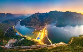 Đập bê tông nứt dài 100m nhưng vẫn không dừng thi công, công trình 2,3 tỷ USD hiện đại tạo thành công lớn