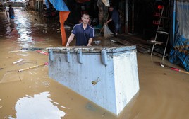 Lội nước ngang người, tiểu thương ở Lạng Sơn xót xa vớt vát tài sản
