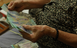 Lần nào chúng tôi về quê, mẹ chồng cũng hỏi xin tiền và chồng đều đưa, tôi góp ý thì anh nói một câu khiến tôi á khẩu