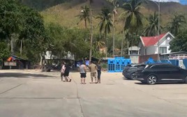 Khách tố bị chủ quán cơm đe dọa, ép ăn uống khi sạc xe điện tại trạm: Chủ quán giải thích gì?