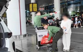 Cô gái Việt trở về sau 15 năm lưu lạc ở nước ngoài, Công an cửa khẩu cảng HKQT Nội Bài có hành động bất ngờ