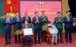 Đại tướng Phan Văn Giang trao Huy hiệu 80 năm tuổi Đảng tại Thái Nguyên