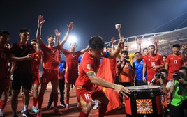 Video: Quang Hải "cosplay" thánh meme Haaland, đánh trống cho toàn đội Việt Nam Viking ăn mừng khi vô địch Asean Cup 2026