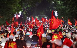 Hà Nội, TP.HCM rực đỏ trong đêm, vạn người 'đi bão' mừng Việt Nam vô địch