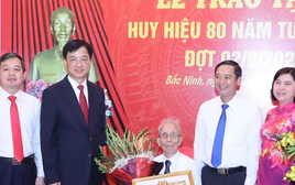 Trưởng Ban Tổ chức Trung ương Nguyễn Duy Ngọc trao Huy hiệu 80 năm tuổi Đảng ở Bắc Ninh