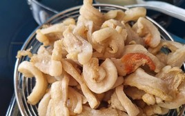 Thủ phạm gây rụng tóc, hói đầu có đầy trên mâm cơm người Việt: Bác sĩ khuyên nên ăn 4 món sau để tóc chắc khỏe