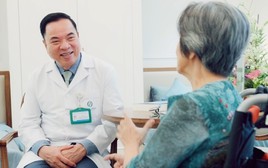 Vừa nuôi con, vừa chăm cha mẹ, tuổi 40 lấy đâu tiền lo tuổi già?