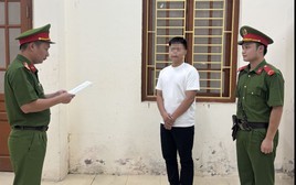 Công an kiểm tra một cơ sở kinh doanh quần áo: Ra quyết định khởi tố ông chủ