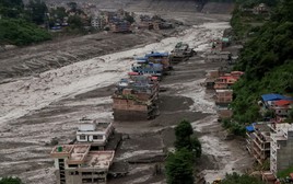 Sông băng đổ sụp, 'sóng thần trên núi' cuồn cuộn xé toạc vùng biên giới Nepal