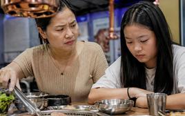 "Hai mẹ con đi ăn đồ nướng" gây tranh cãi khắp MXH: 1 bữa ăn phơi bày bi kịch của không ít bậc cha mẹ