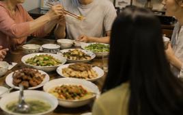 Tôi ngăn cản con chồng cưới người yêu chỉ vì một bữa cơm, ai cũng nói mẹ kế ích kỷ, 5 năm sau con bé ôm tôi khóc