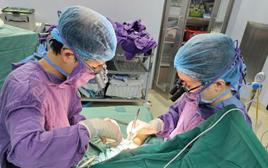 Bệnh nhi 4 tuổi ở Tuyên Quang bị đứt rời cánh tay sau tai nạn áo chống nắng cuốn vào xe máy