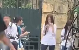 Hình ảnh một nhóm nữ sinh đang khiến các phụ huynh bàng hoàng!