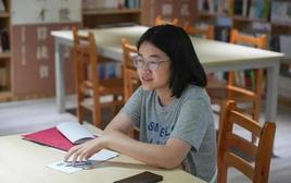 Mẹ đơn thân làm nghề nặng nhọc nuôi con ăn học, con gái được tuyển thẳng trường ĐH top đầu nói một câu khiến nhiều người xúc động