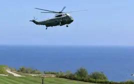 Khoảnh khắc nghẹt thở khi trực thăng chở Tổng thống Trump áp sát máy bay thương mại