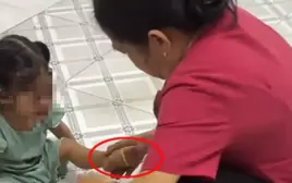 Công an xác minh vụ bảo mẫu đánh chửi, bắn dây thun vào trẻ