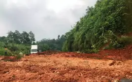 Mưa lớn gây sạt lở nhiều tuyến đường ở Lào Cai, ách tắc cục bộ