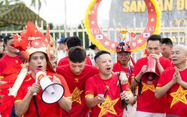 Sức nóng nghẹt thở tại Mỹ Đình ngay lúc này: Hàng ngàn CĐV sục sôi khí thế cổ vũ tuyển Việt Nam đại thắng Campuchia