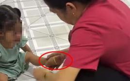 Vụ "cô giáo mầm non" liên tục bắn dây chun vào chân bé gái: Khi niềm tin của người mẹ bị gặm nhấm bởi những con sâu mọt