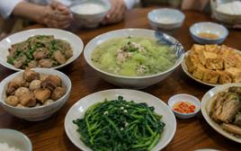 Con trai tôi ở rể, người ta mỉa mai tôi lại cười: Con sống sướng thì tôi giữ nó làm gì?