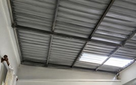 Mái tôn bị dột nên sửa hay thay mới?