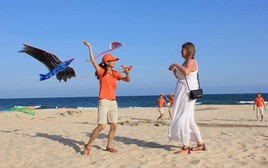 Phát hiện "con vật khổng lồ" trên bãi biển Sầm Sơn đúng dịp 2/9, hàng nghìn du khách chú ý