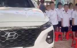 Thông tin mới vụ nữ hiệu phó đỗ ô tô chình ình cạnh nơi học sinh tập trung chào cờ