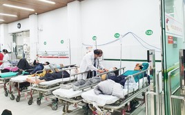 Cúi đầu ngủ lâu trên ô tô, người đàn ông 40 tuổi bị đột quỵ
