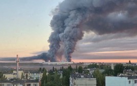 Khoảnh khắc UAV Ukraine tập kích Saratov, tòa nhà bị đâm thủng