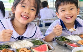 Bữa ăn bán trú "trường làng" có gì mà bà mẹ Hà Nội thốt lên: Trường có tổ chức ăn tối nữa thì cho đăng ký thêm 2 suất